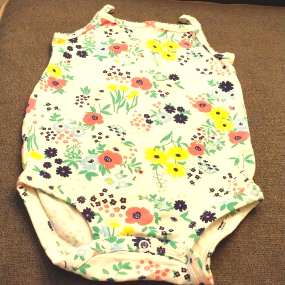 Baby girls Carter's Onesie shorts size 18 months.